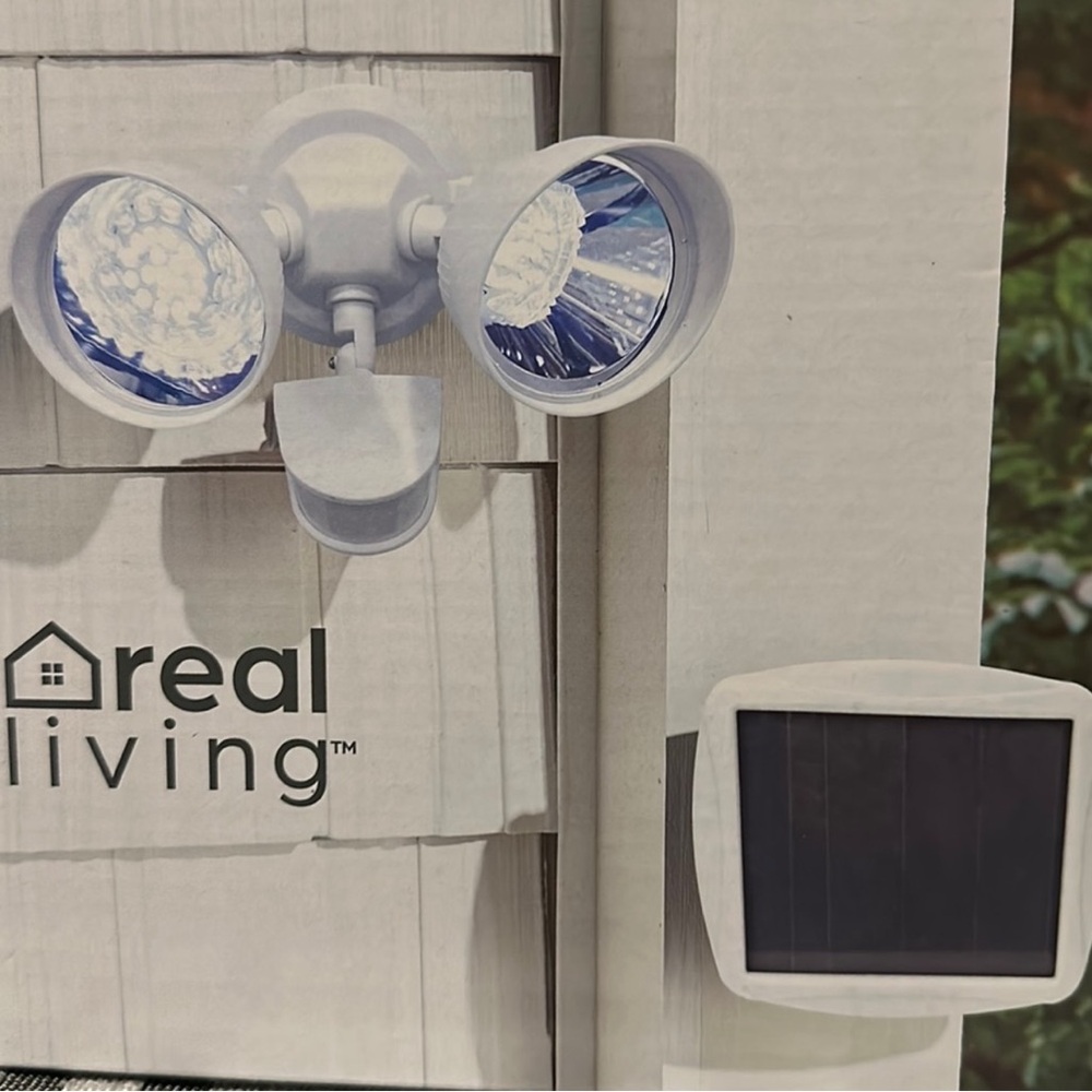 Real Living LED Solar Powered/Motion Activated Security Light~NEW!